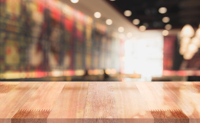 Obraz premium Empty wooden table top with lights bokeh on blur restaurant background
