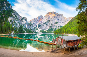 Pragser Wildsee See in Italien Dolomiten, Steg mit Boot, Berg, Alpen, Tirol, Südtirol, Landschaft / Lago di Braies lake in Italy Dolomites Jetty with boats, Mountains, Alps, tyrol Landscape