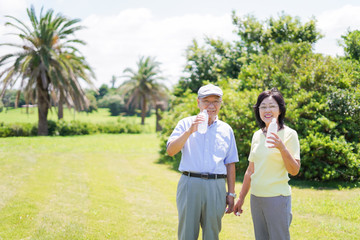 水分補給をする高齢者