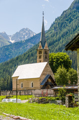 Fototapeta na wymiar Bergün, Dorf, reformierte Kirche, Albula, Albulapass, Passstrasse, Landwirtschaft, Alpen, Graubünden, Sommer, Schweiz