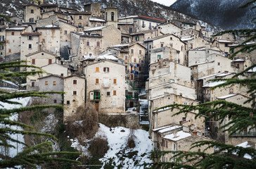 Fototapeta na wymiar The view of the old Scanno village in Abruzzo, Italy