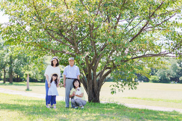 Obraz premium 外で遊ぶ幸せな家族