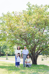 Obraz premium 外で遊ぶ幸せな家族