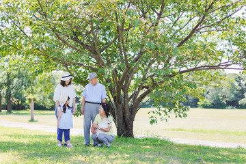 Obraz premium 外で遊ぶ幸せな家族