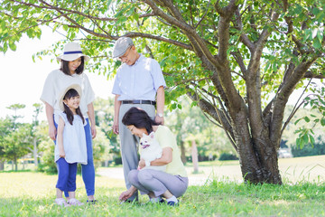 Obraz premium 外で遊ぶ幸せな家族