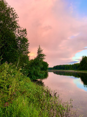 Obraz premium Pink sunset on the lake. Summer background. 