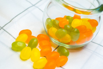 瓶に入った丸いお菓子