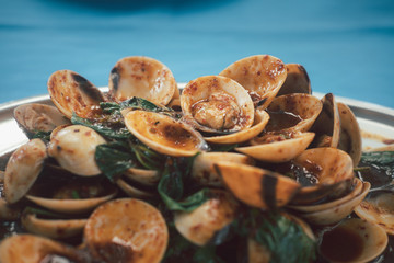 Stir fried clams with roasted chili paste.