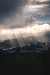 Dramatische Wolken über Kleinstadt im Taunus