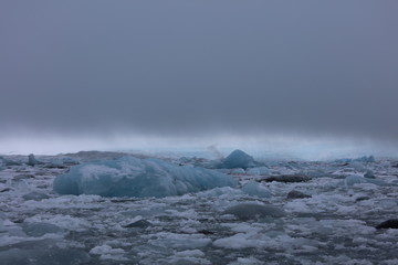 アイスランドのヨークルスアゥルロゥン氷河湖で、氷河湖から氷が海に流れ出して ダイヤモンドビーチを形成しています。