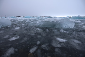 アイスランドのヨークルスアゥルロゥン氷河湖で、氷河湖から氷が海に流れ出して ダイヤモンドビーチを形成しています。