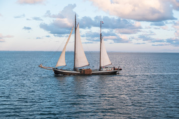 Fototapeta premium Plattbodenschiff im Wattenmeer vor Terschelling