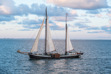 Plattbodenschiff im Wattenmeer vor Terschelling