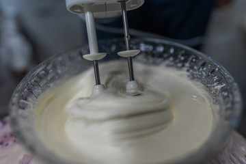 Obraz premium making whip cream at home | home coking | preparing homemade delicious cupcakes