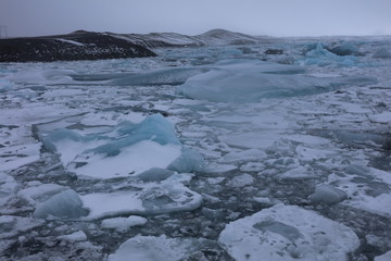 アイスランドのヨークルスアゥルロゥン氷河湖で、氷河湖から氷が海に流れ出して ダイヤモンドビーチを形成しています。