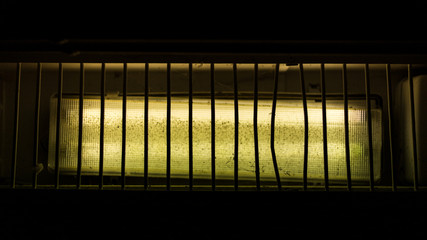 Stara dworcowa lampa jarzeniowa © Piotr