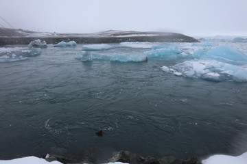 アイスランドのヨークルスアゥルロゥン氷河湖で、氷河湖から氷が海に流れ出して ダイヤモンドビーチを形成しています。