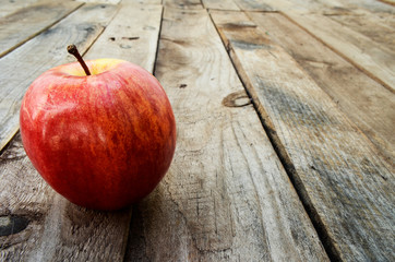 Manzana roja sobre superficie de madera, manzana aislada, fondo de madera, manzana fruta roja