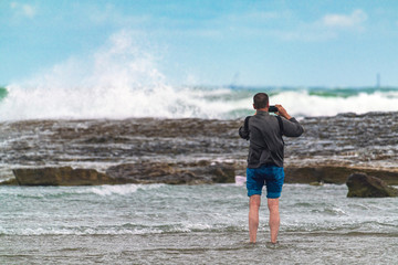 Traveler photographs huge tsunami waves on a smartphone, a dangerous hobby