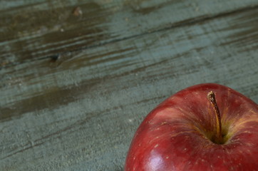 Manzana roja sobre superficie de madera, manzana aislada, fondo de madera, manzana fruta roja