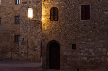 Fototapeta na wymiar Alley at night in the town of San Gimignano in Tuscany