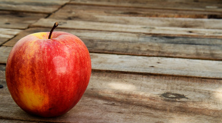 Manzana roja sobre superficie de madera, manzana aislada, fondo de madera, manzana fruta roja
