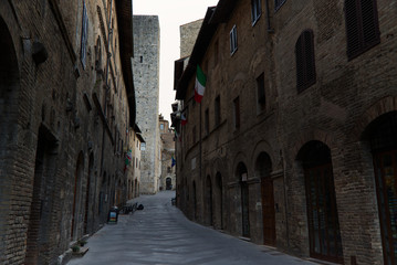 Fototapeta premium Alley of the city of San Gimignano in the morning