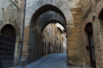 Fototapeta na wymiar Alley of the city of San Gimignano in the morning