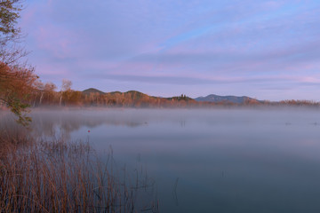 Fototapeta na wymiar sunrise over the lake, a foggy autumn morning