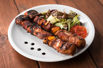 Spiedini con carne di maiale e ortaggi arrosto
