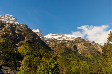 Obraz premium View of the mountains with the snowy peaks in the Navarro Pyrenees, Spain