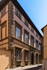 Häuserfassade in der Altstadt von Lucca in der Toskana in Italien 