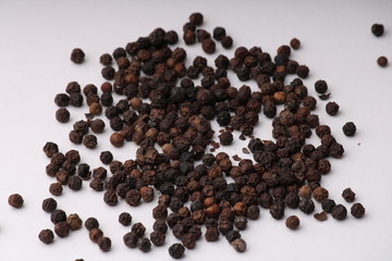 Fototapeta na wymiar Close-up image of black pepper on white background