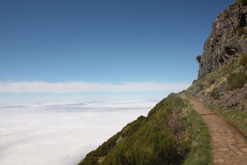 Madère, la monté à flanc de montagne au pico ruivo