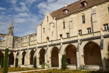 Fototapeta na wymiar Cloître de l'abbaye de Royaumont, France