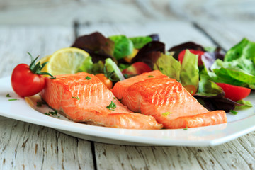 Lachsfilet mit Salat