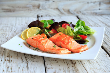 Lachsfilet mit Salat