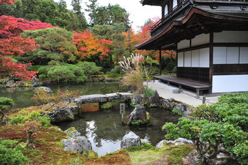 Fototapeta na wymiar Lovely and beautiful old traditional temple in japan garden during autumn season.
