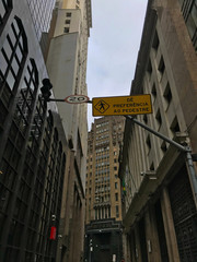 Placa de rua em São Paulo, Brasil, na frente de arquitetura de centro antigo com prédios.