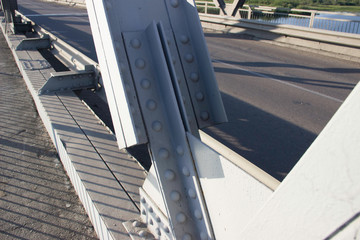 
Fastening heavy metal structures with rivets