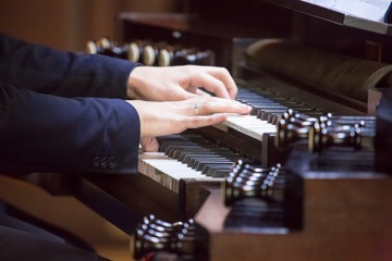 Ręce organisty grającego na instrumencie w Akademii Muzycznej w Katowicach