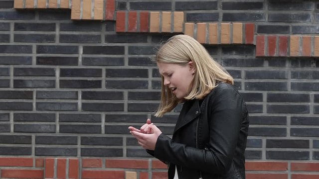 Eine Blondine hat ihren Finger gestochen. Er tut weh und sie bl&auml;st auf seinen Finger.