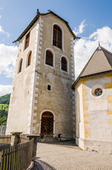 Fototapeta premium Ilanz, Glion, Turm, Sankt Margarethen, Sankt Margarethen-Kirche, Wohnturm, Mittelalter, historische Häuser, Dorf, Vorderrhein, Fluss, Surselva, Rheinschlucht, Alpen, Graubünden, Sommer, Schweiz