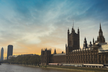Obraz premium The Palace of Westminster along the banks of the Thames in central London, UK.