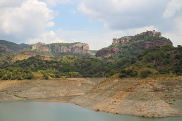 Fototapeta premium Pantano de Ciurana reservoir against the backdrop of mountains, Tarragona, Catalonia, Spain.