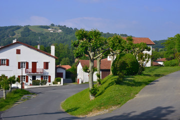 Fototapeta na wymiar Dans le quartier Omordia à Sare (64310), Pyrénées-Atlantiques en Nouvelle-Aquitaine, France