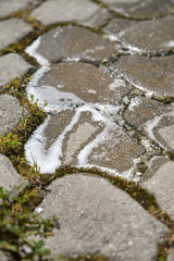 Obraz premium Sparkling water flowing through the cobblestones