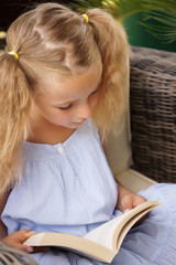 Kind beim lesen