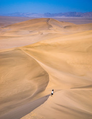 Fototapeta na wymiar walk through the dunes of the china gobi
