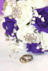 Obraz na płótnie Canvas wedding arrangement with diamonds and wedding rings